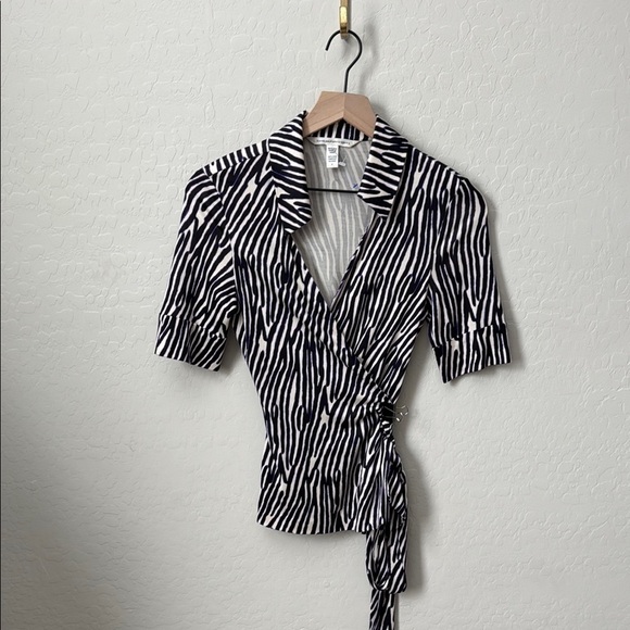 Diane von Furstenberg 100% Silk Abstract Wrap Top Purple Black Size 6 - Picture 1 of 5